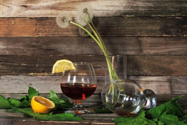 Natürmort konyak ve limon ile