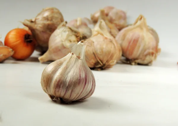 Knoblauchzehen und Zwiebeln — Stockfoto