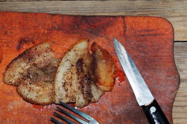 bir ahşap tahta üzerinde sarımsaklı kızarmış domuz pastırması