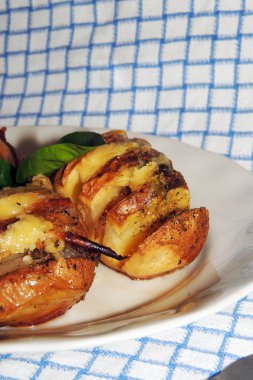 pastırma sosis soğan ve kimyon tuz karabiber ve maydanoz ve dereotu, rendelenmiş peynir ile doldurulmuş fırında patates