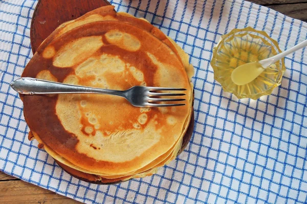 Pfannkuchen mit Honig — Stockfoto