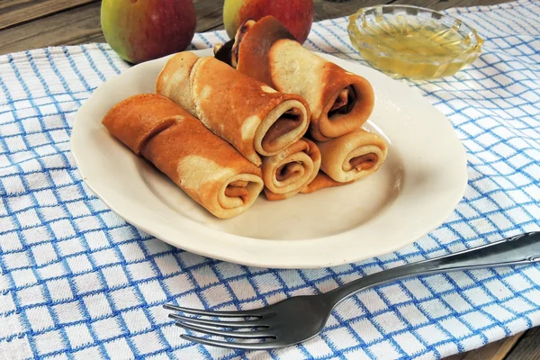 Pfannkuchen mit Honig — Stockfoto