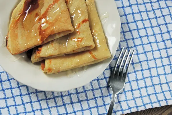 Pfannkuchen mit Honig — Stockfoto