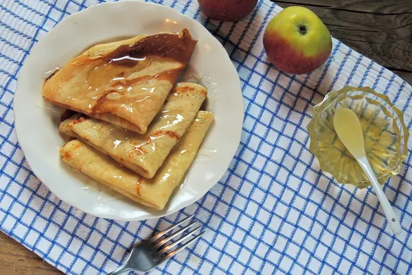 Pfannkuchen mit Honig — Stockfoto