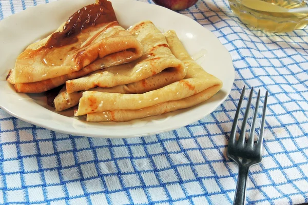 Pannkakor med honung — Stockfoto