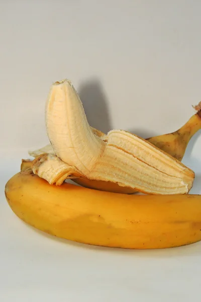 Banan på vit bakgrund — Stockfoto