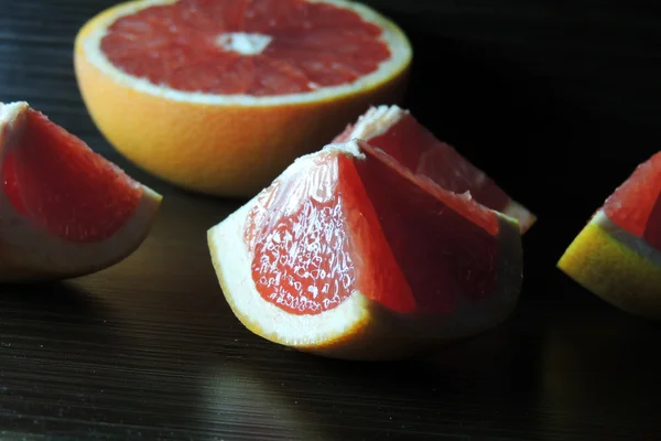 Grapefruit, fából készült háttér — Stock Fotó