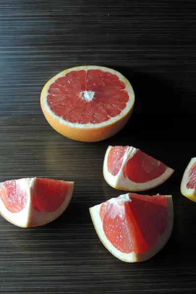 Grapefruit, fából készült háttér — Stock Fotó