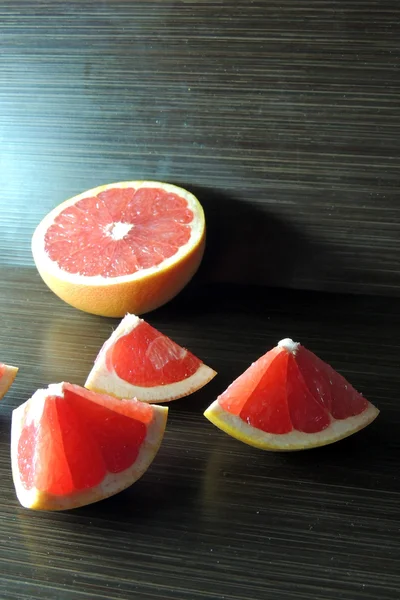 Grapefruit, fából készült háttér — Stock Fotó