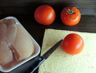 Domates, pide ve tavuk 