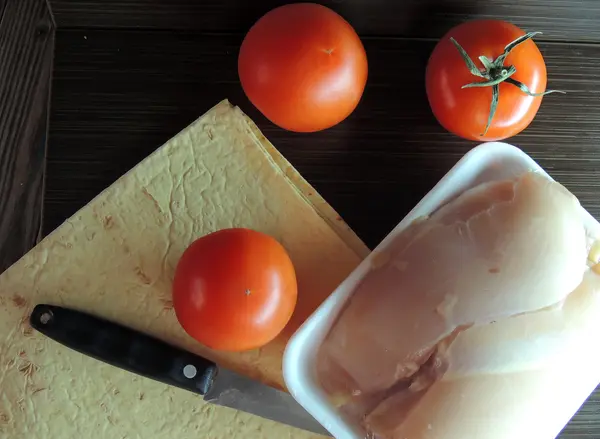 Tomate, pan de pita y pollo —  Fotos de Stock