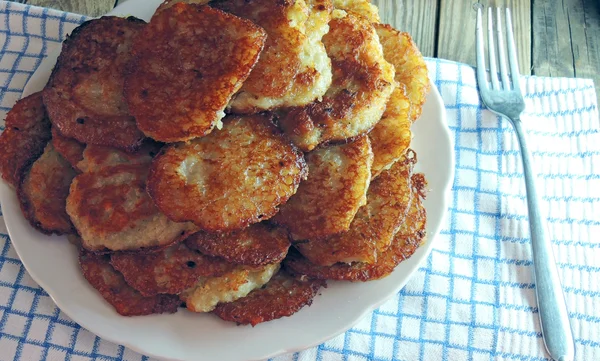 Frittelle di patate, tavolo — Foto Stock