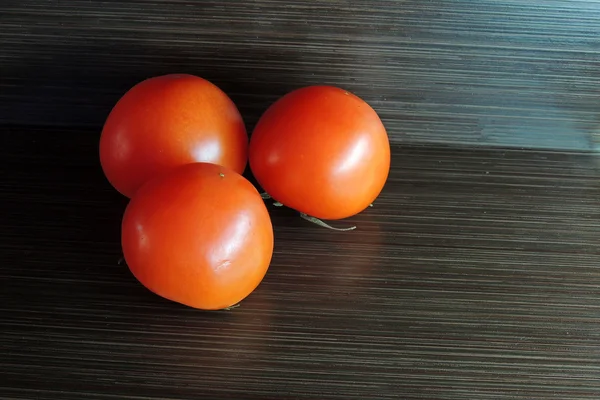 Tomaten auf dunklem Hintergrund — Stockfoto