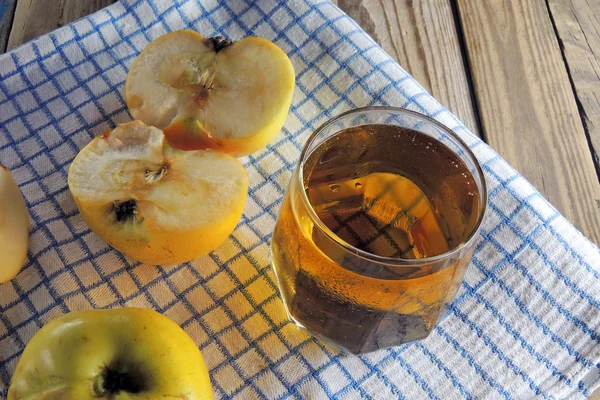 Apfel und Saft — Stockfoto