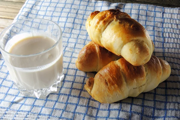 Melk en broodje — Stockfoto