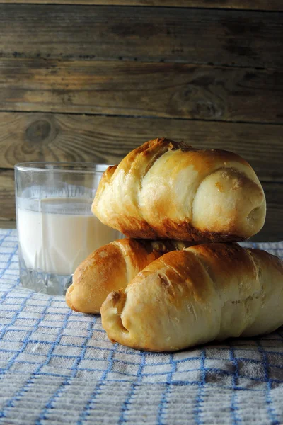 Milk and bun — Stock Photo, Image