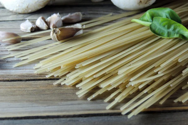 Spaghetti, champinjoner och vitlök — Stockfoto