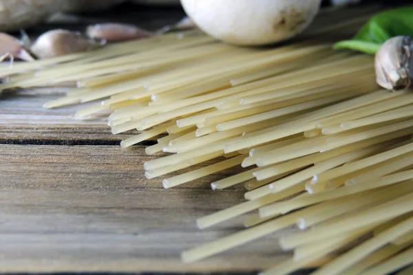Špagety, žampiony a česnekem — Stock fotografie