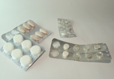 beyaz arkaplanda haplar