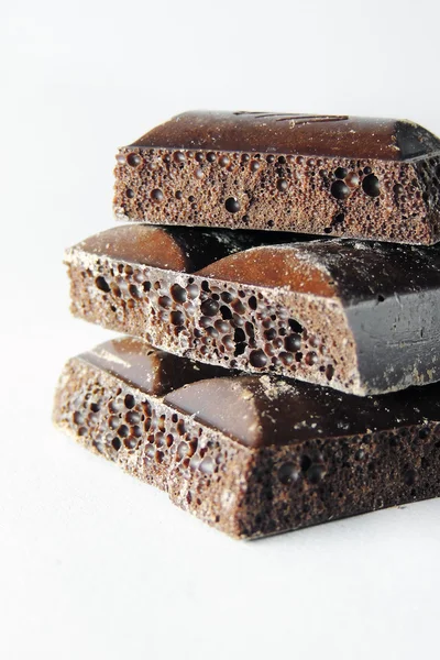 Chocolate escuro no fundo branco — Fotografia de Stock