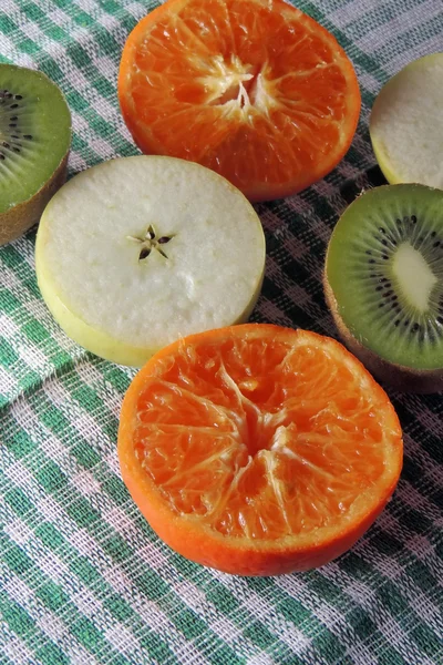 Maçã, kiwi e tangerinas — Fotografia de Stock