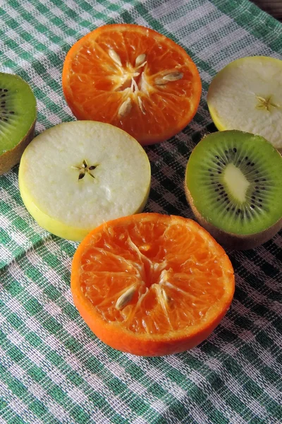 Äpple, kiwi och tangeriner — Stockfoto