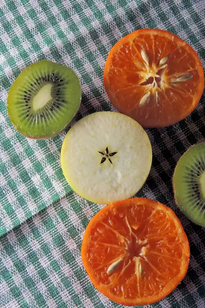 Äpple, kiwi och tangeriner — Stockfoto