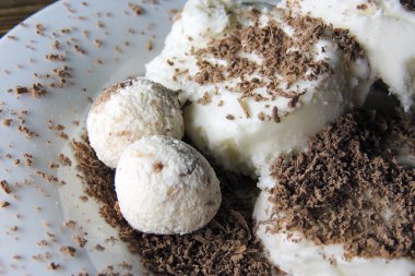 Dondurma ve çikolata parçaları