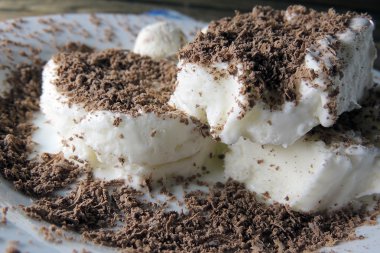 Dondurma ve çikolata parçaları