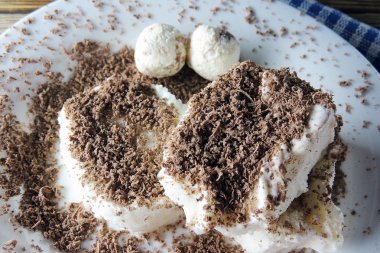 Dondurma ve çikolata parçaları