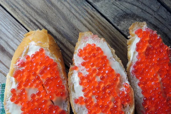 Sanduíches com caviar vermelho — Fotografia de Stock