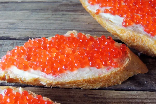Sándwiches con caviar rojo — Foto de Stock