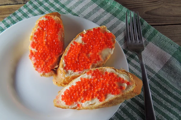 Sándwiches con caviar rojo — Foto de Stock