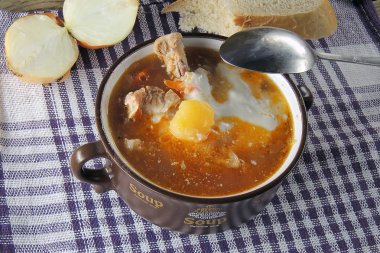 Kırmızı borsch ekşi krema ile