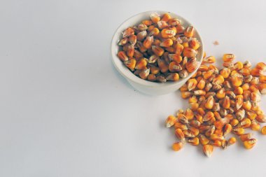 Beyaz arkaplanda mısır