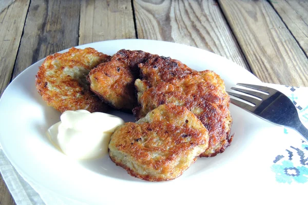 Potato pancakes with sour cream — Stock Photo, Image