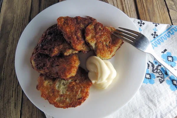 Frittelle di patate con panna acida — Foto Stock