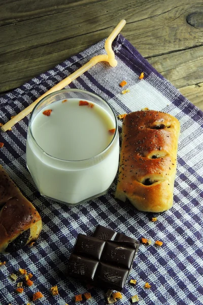 Молоко, кекс и шоколад — стоковое фото