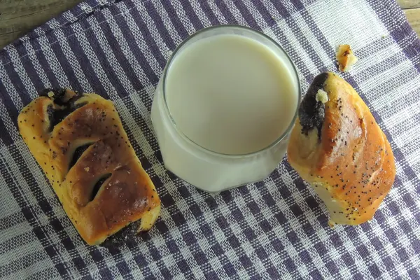 Milk and bun — Stock Photo, Image