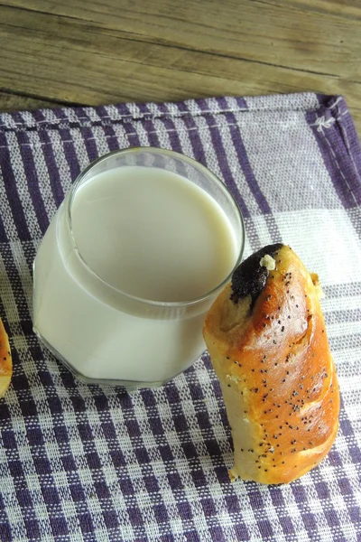 Milk and bun — Stock Photo, Image