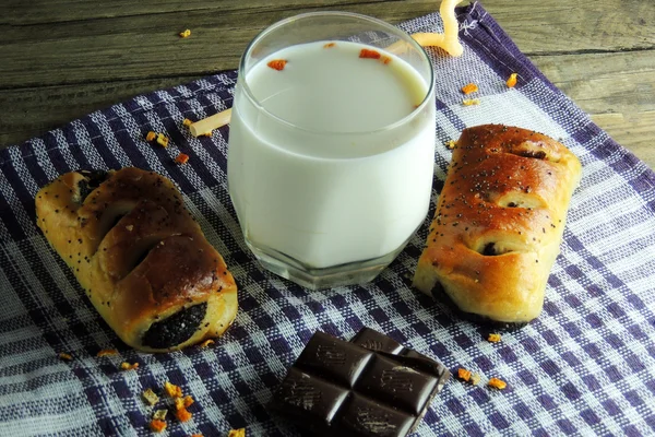 Leite, bolinho e chocolate — Fotografia de Stock