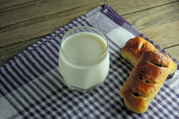 Milk and bun — Stock Photo, Image