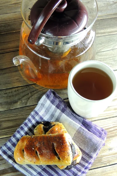 Чай и булочка — стоковое фото