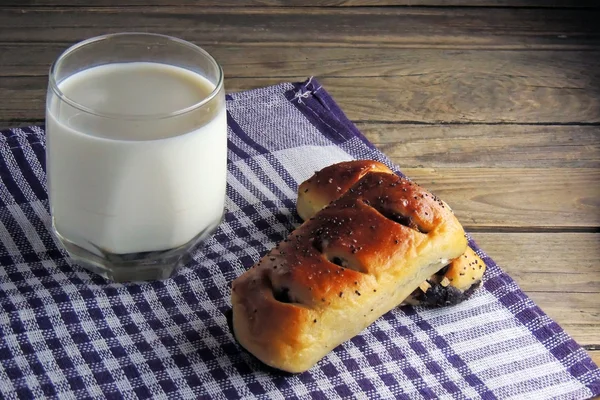 牛奶和面包 — 图库照片
