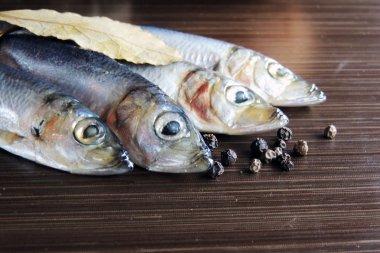 Baharat ile tuzlu balık