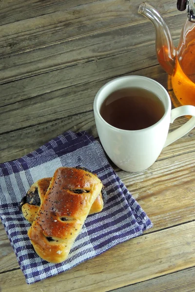 Tea and bun — Stock Photo, Image