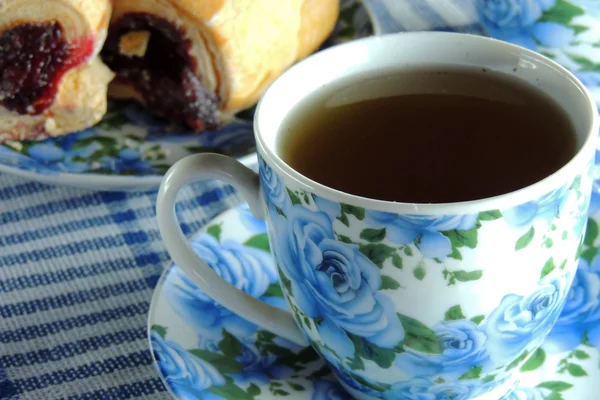 Tee und Brötchen — Stockfoto