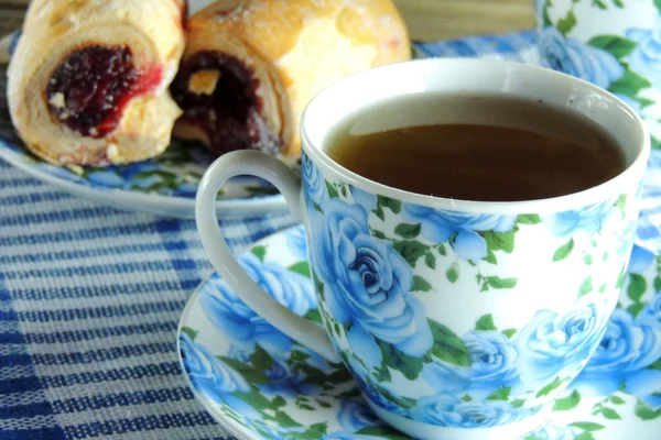 Tee und Brötchen — Stockfoto