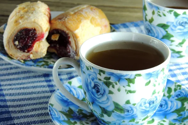 Tee und Brötchen — Stockfoto