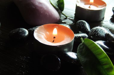 spa taşları ve mumlar